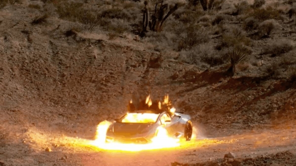 Художник взорвал Lamborghini за $250 000, чтобы сделать коллекцию NFT из останков автомобиля